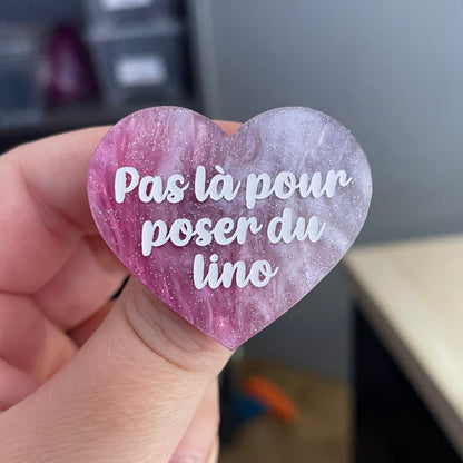 Broche "Pas là pour poser du lino" en acrylique marbrée blanche, grise et rose