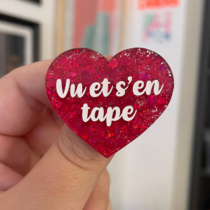 Broche "Vu et s'en tappe" en acrylique semi-transparente avec des confettis rouges