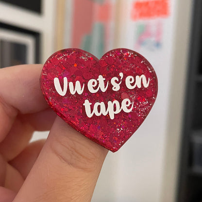 Broche "Vu et s'en tappe" en acrylique semi-transparente avec des confettis rouges