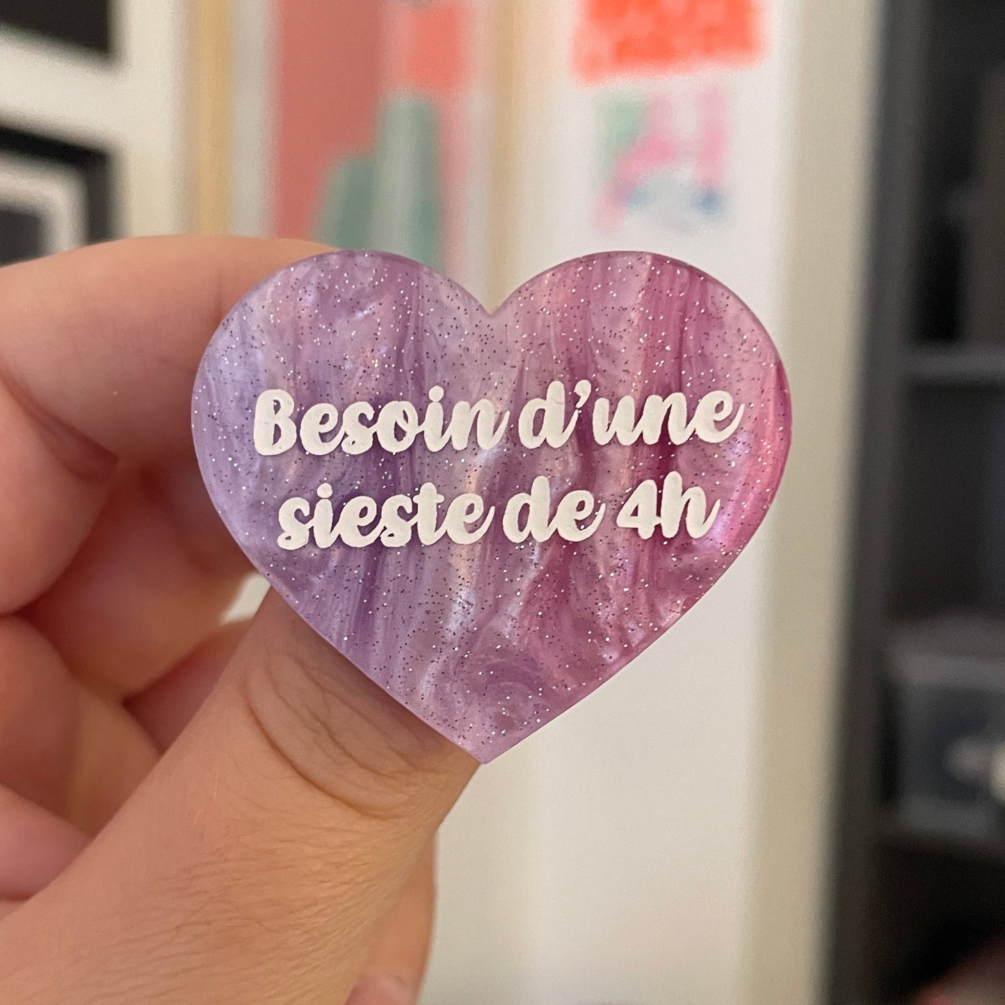 Broche "Besoin d'une sieste de 4h" en acrylique marbrée bleue, rose et blanche à paillettes
