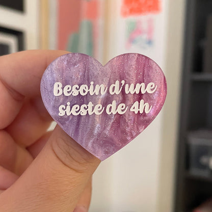 Broche "Besoin d'une sieste de 4h" en acrylique marbrée bleue, rose et blanche à paillettes