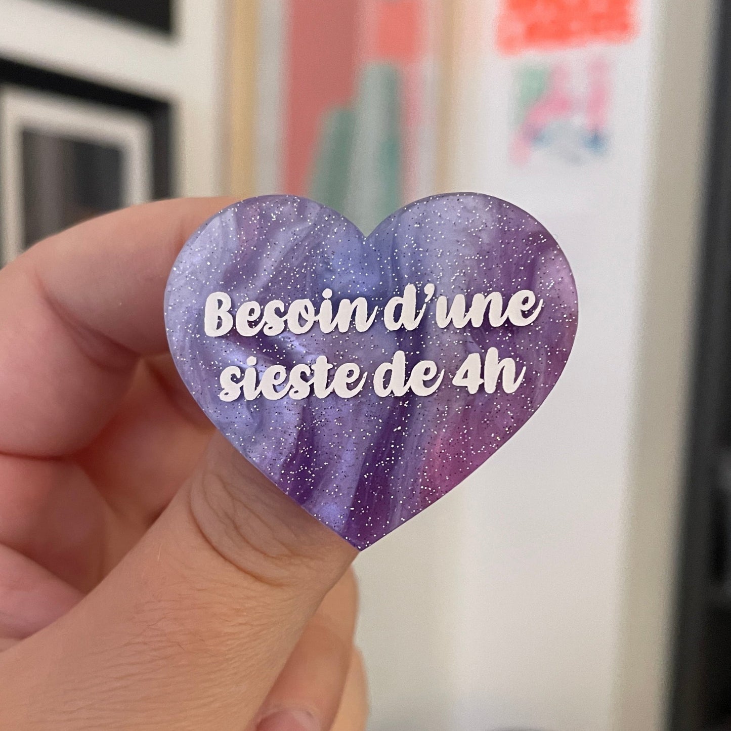 Broche "Besoin d'une sieste de 4h" en acrylique marbrée bleue, rose et blanche à paillettes