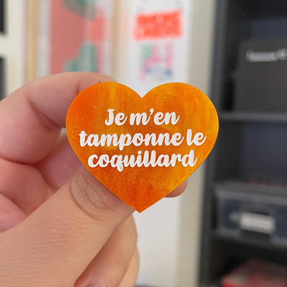 Broche "Je m'en tamponne le coquillard" en acrylique marbrée orange, dorée et blanche