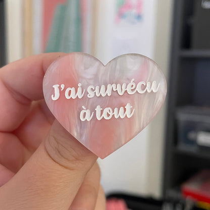 Broche "J'ai survécu à tout" en acrylique marbrée blanche et corail