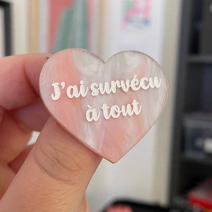 Broche "J'ai survécu à tout" en acrylique marbrée blanche et corail