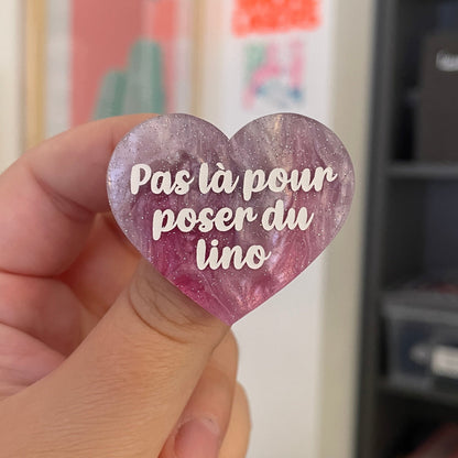Broche "Pas là pour poser du lino" en acrylique marbrée blanche, grise et rose