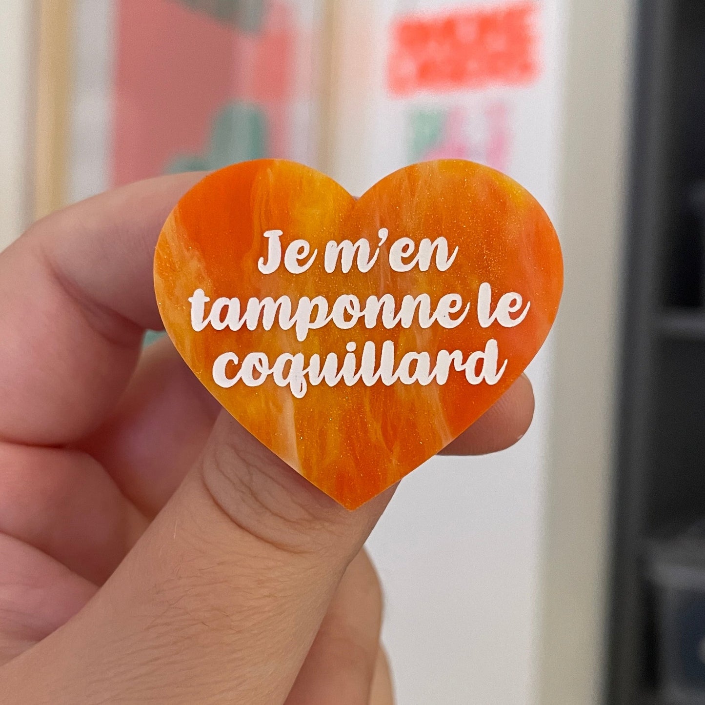 Broche "Je m'en tamponne le coquillard" en acrylique marbrée orange, dorée et blanche