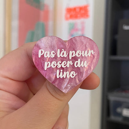 Broche "Pas là pour poser du lino" en acrylique marbrée blanche, grise et rose