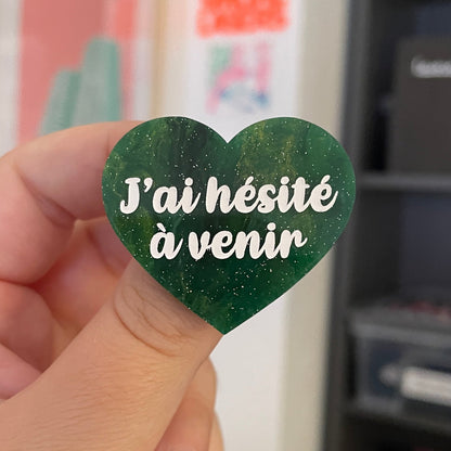 Broche "J'ai hésité à venir" en acrylique marbrée verte et dorée