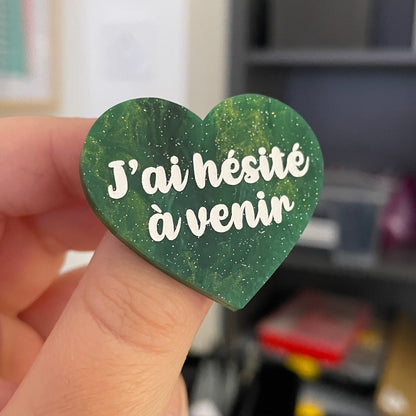 Broche "J'ai hésité à venir" en acrylique marbrée verte et dorée