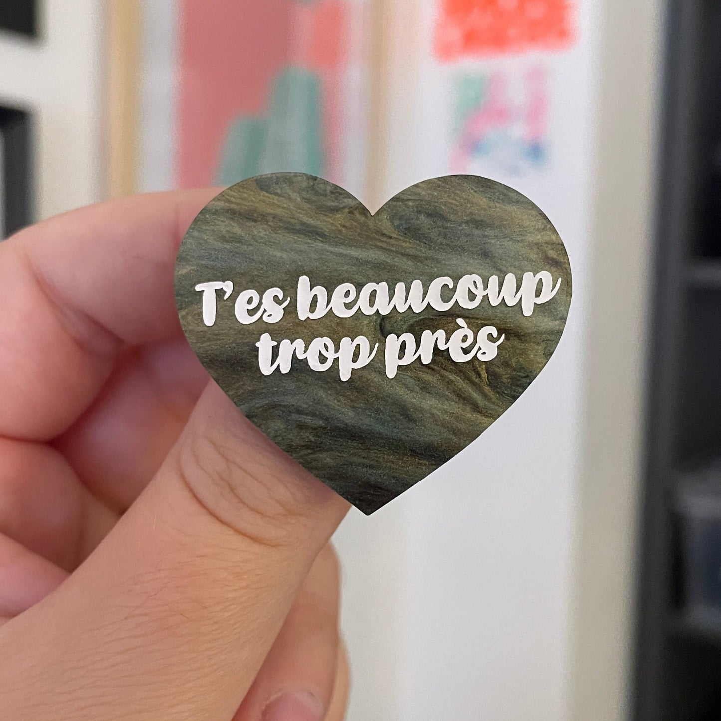 Broche "T'es beaucoup trop près" en acrylique marbrée noire, verte et dorée