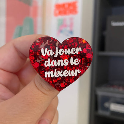 Broche "Va jouer dans le mixeur" en acrylique semi-transparente avec des confettis rouges