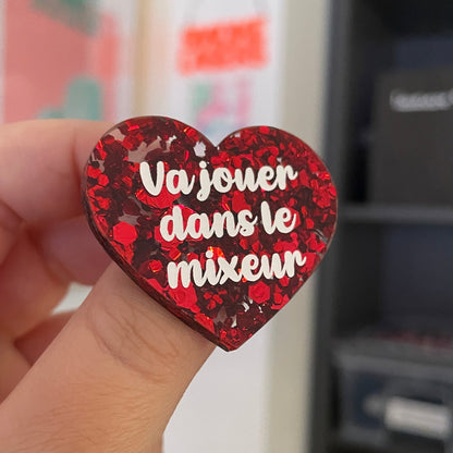 Broche "Va jouer dans le mixeur" en acrylique semi-transparente avec des confettis rouges