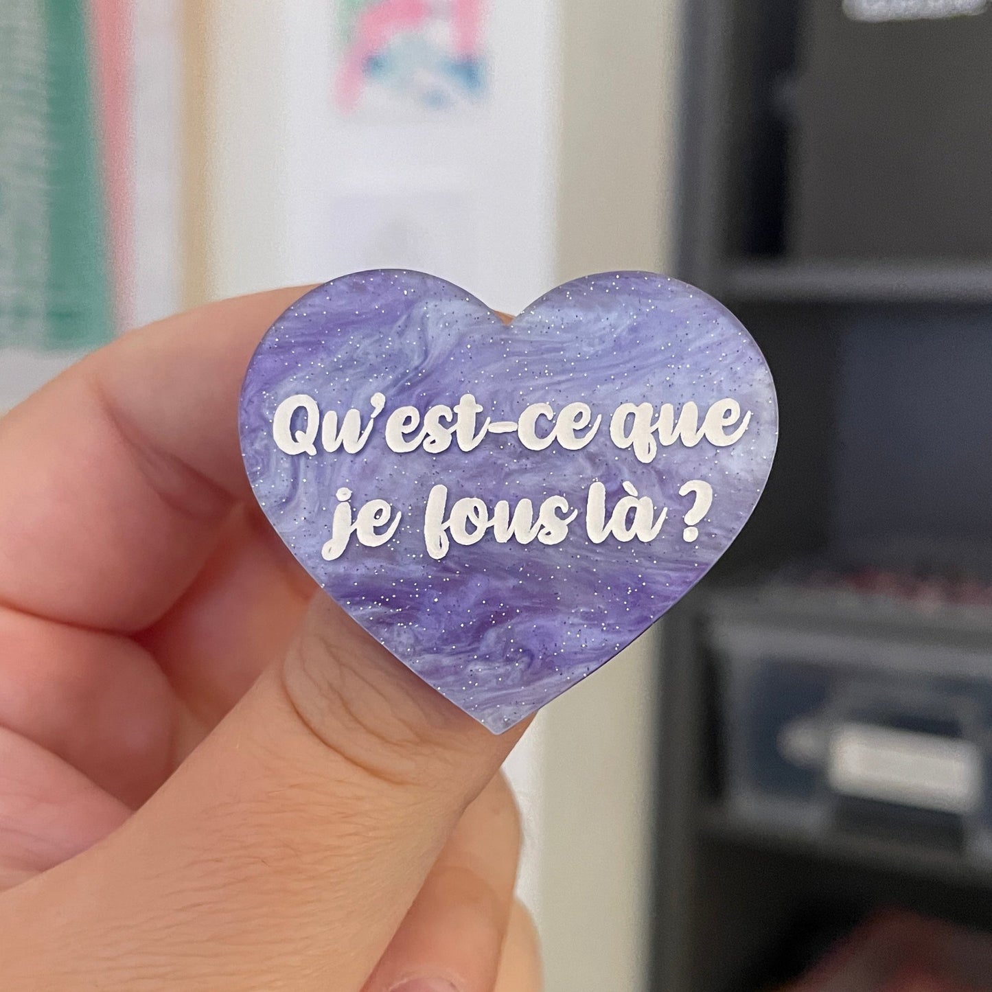 Broche "Qu'est-ce que je fous là ?" en acrylique marbrée bleue et violette à paillettes