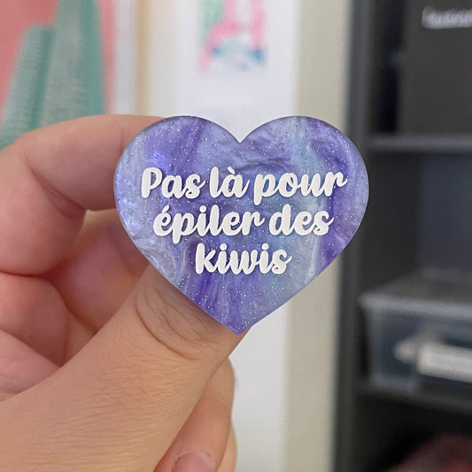 Broche "Pas là pour épiler des kiwis" en acrylique marbrée bleue et violette