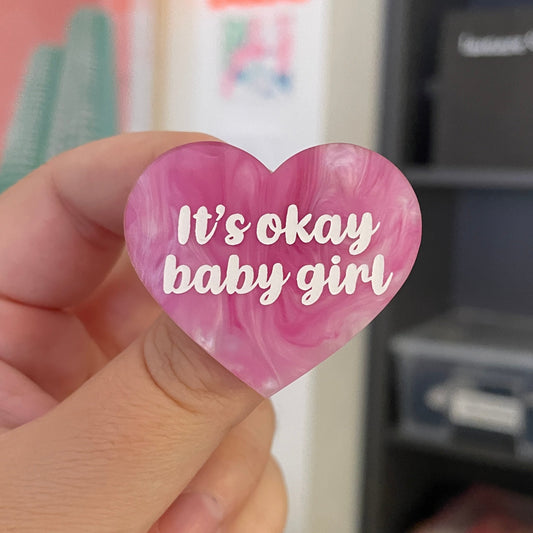 Broche "It's okay baby girl" en acrylique marbrée rose et blanche