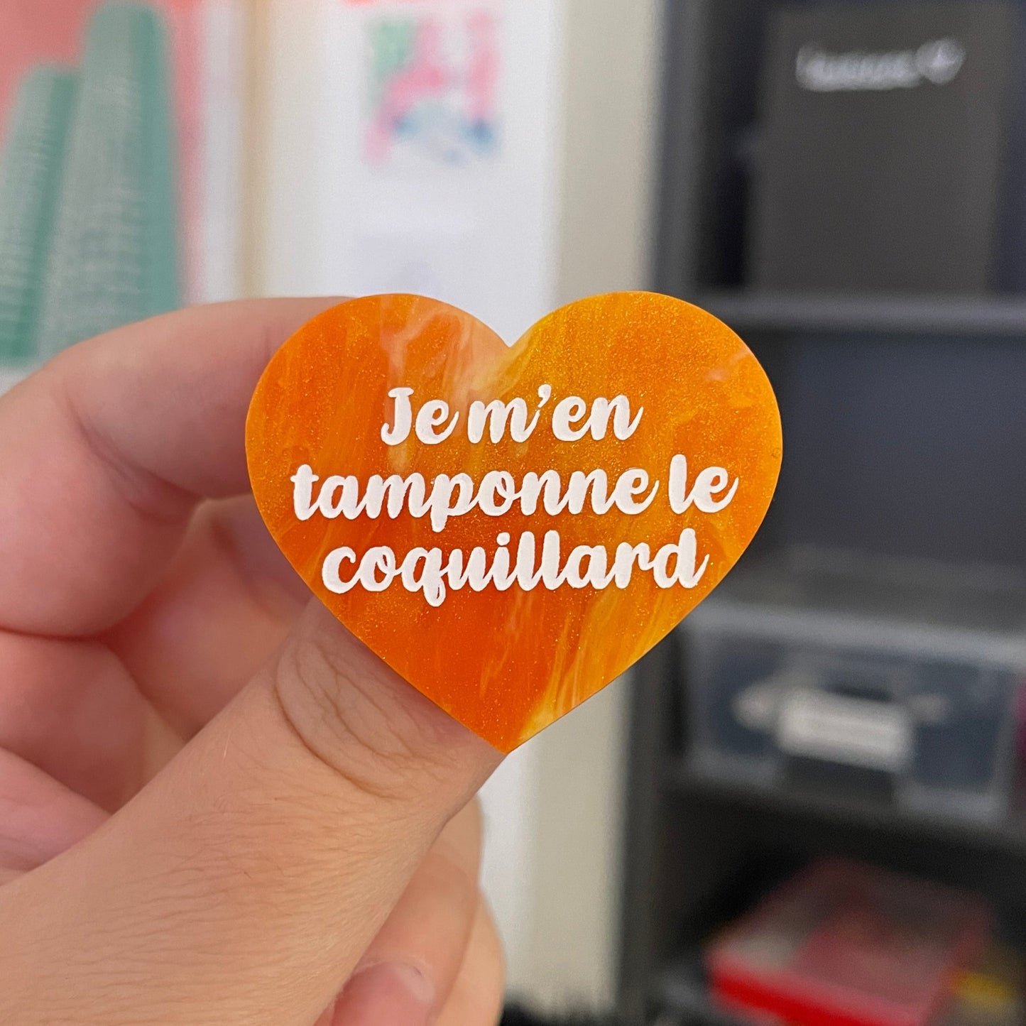 Broche "Je m'en tamponne le coquillard" en acrylique marbrée orange, dorée et blanche