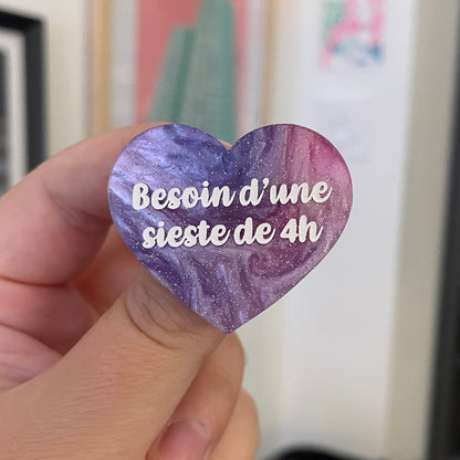 Broche "Besoin d'une sieste de 4h" en acrylique marbrée bleue, rose et blanche à paillettes