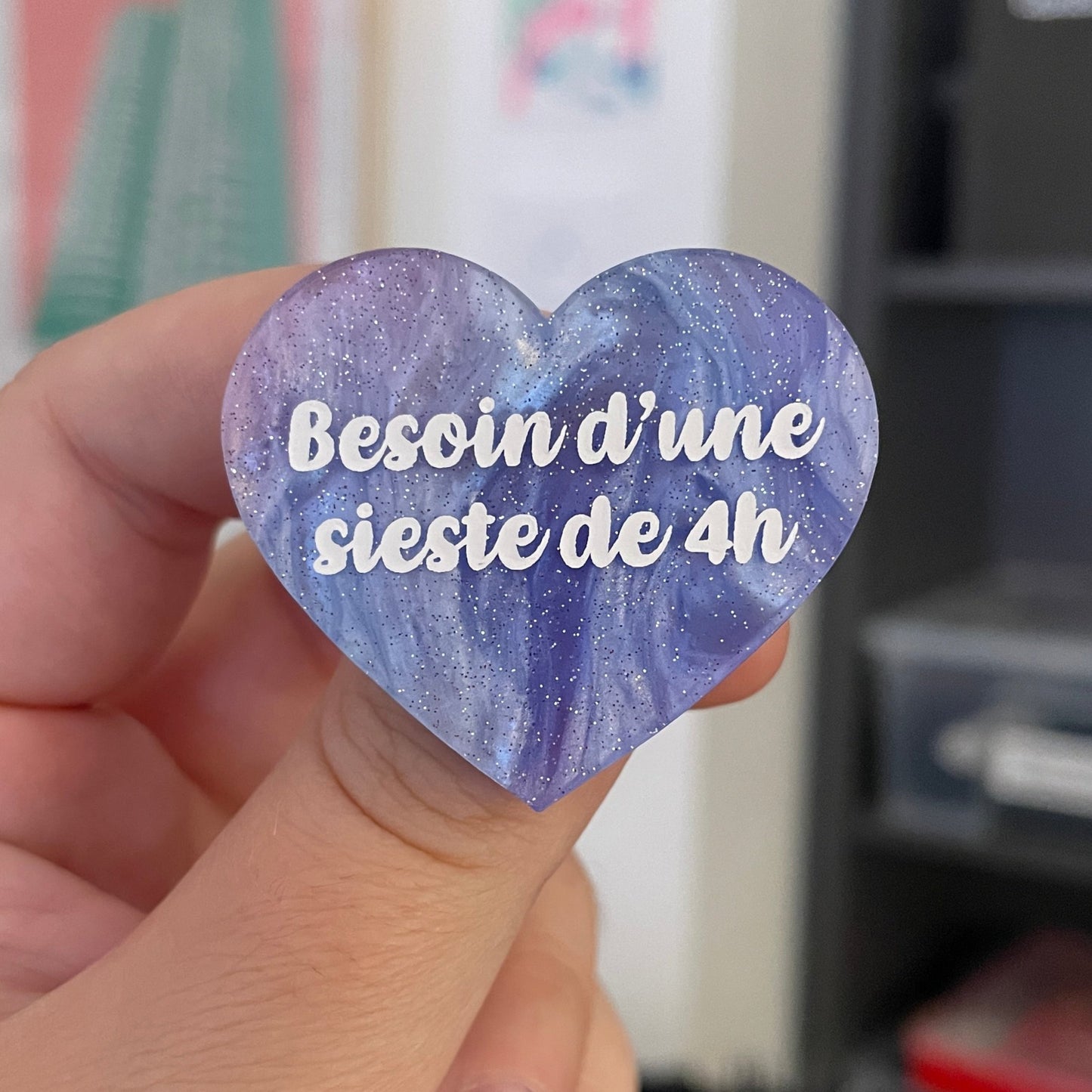 Broche "Besoin d'une sieste de 4h" en acrylique marbrée bleue, rose et blanche à paillettes