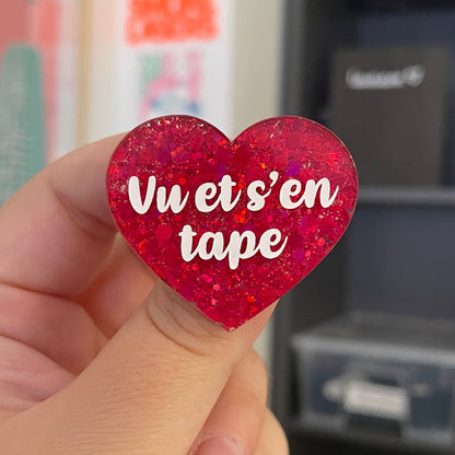 Broche "Vu et s'en tappe" en acrylique semi-transparente avec des confettis rouges