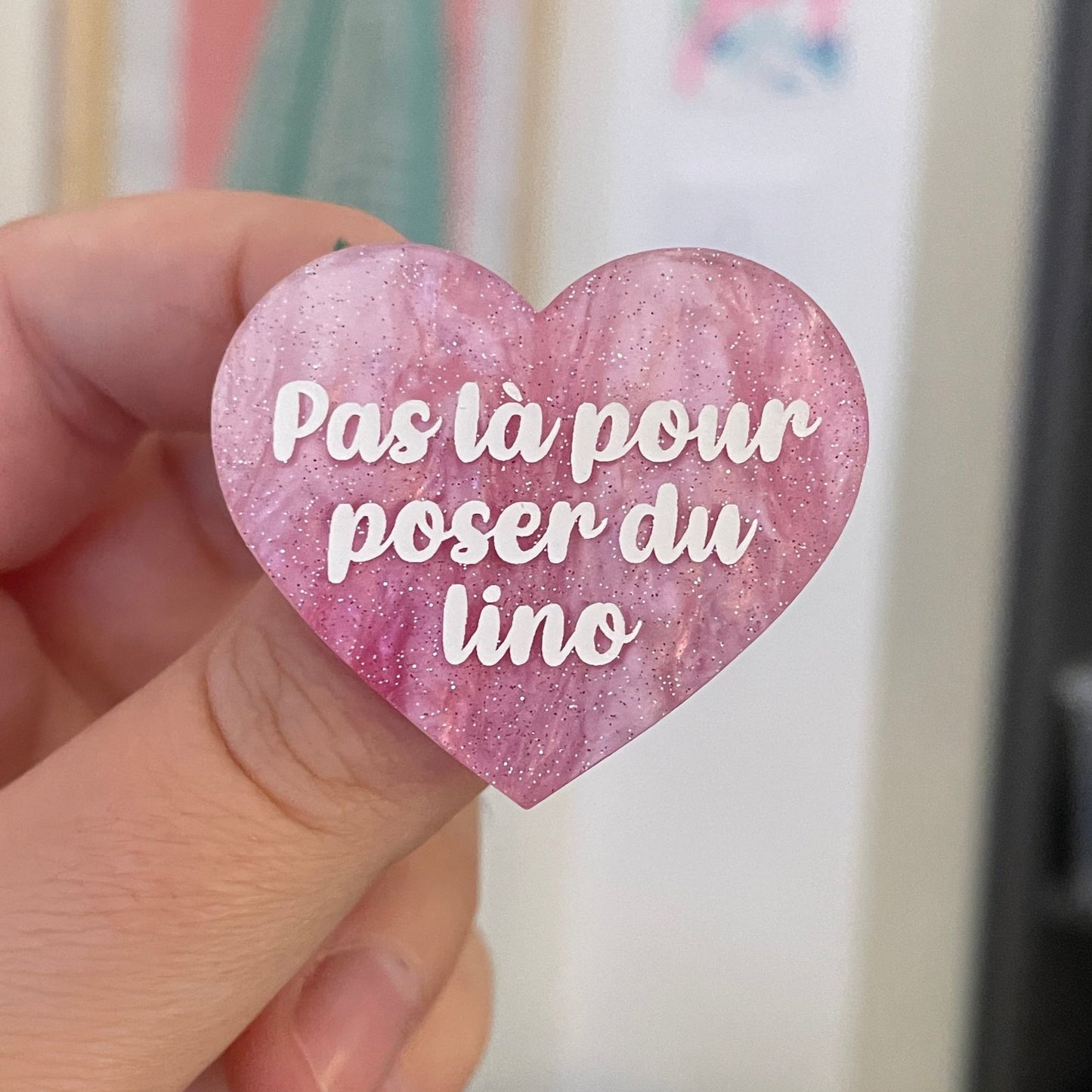 Broche "Pas là pour poser du lino" en acrylique marbrée blanche, grise et rose