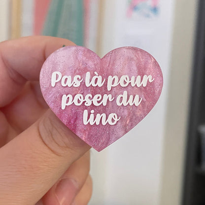 Broche "Pas là pour poser du lino" en acrylique marbrée blanche, grise et rose
