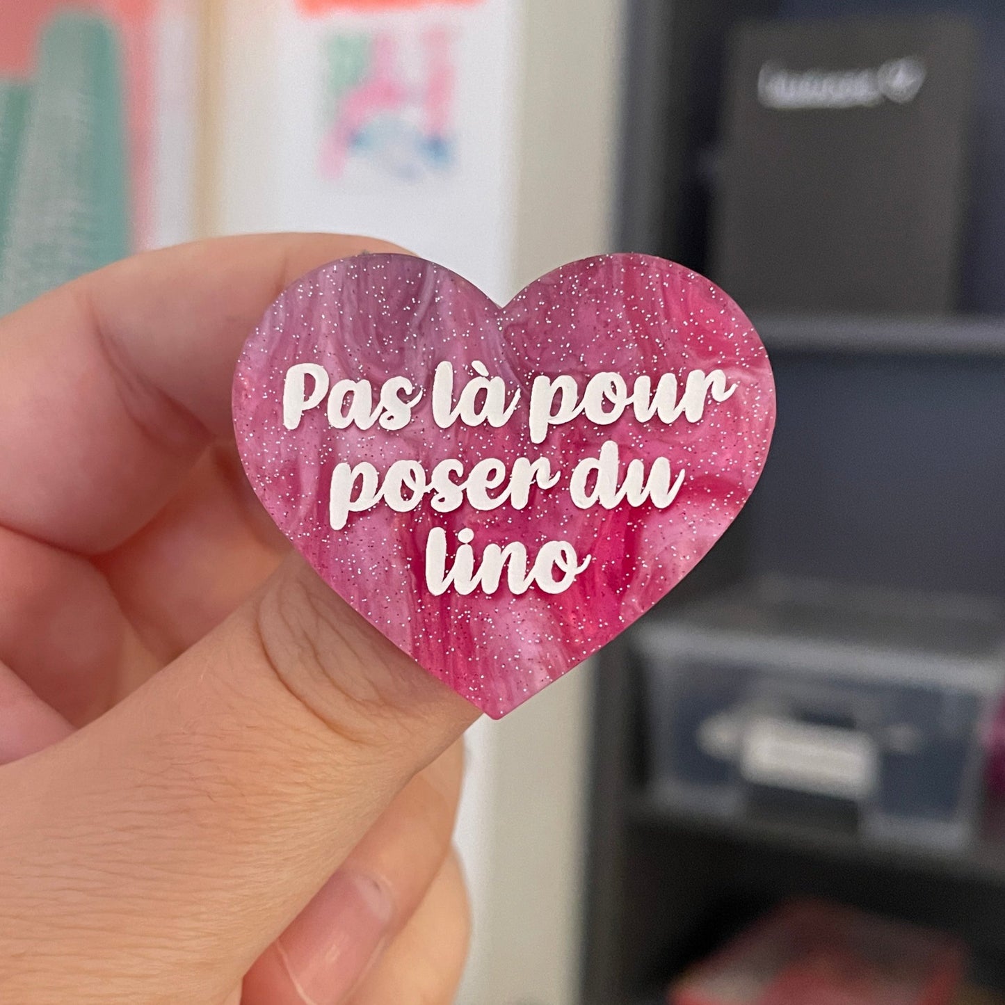 Broche "Pas là pour poser du lino" en acrylique marbrée blanche, grise et rose