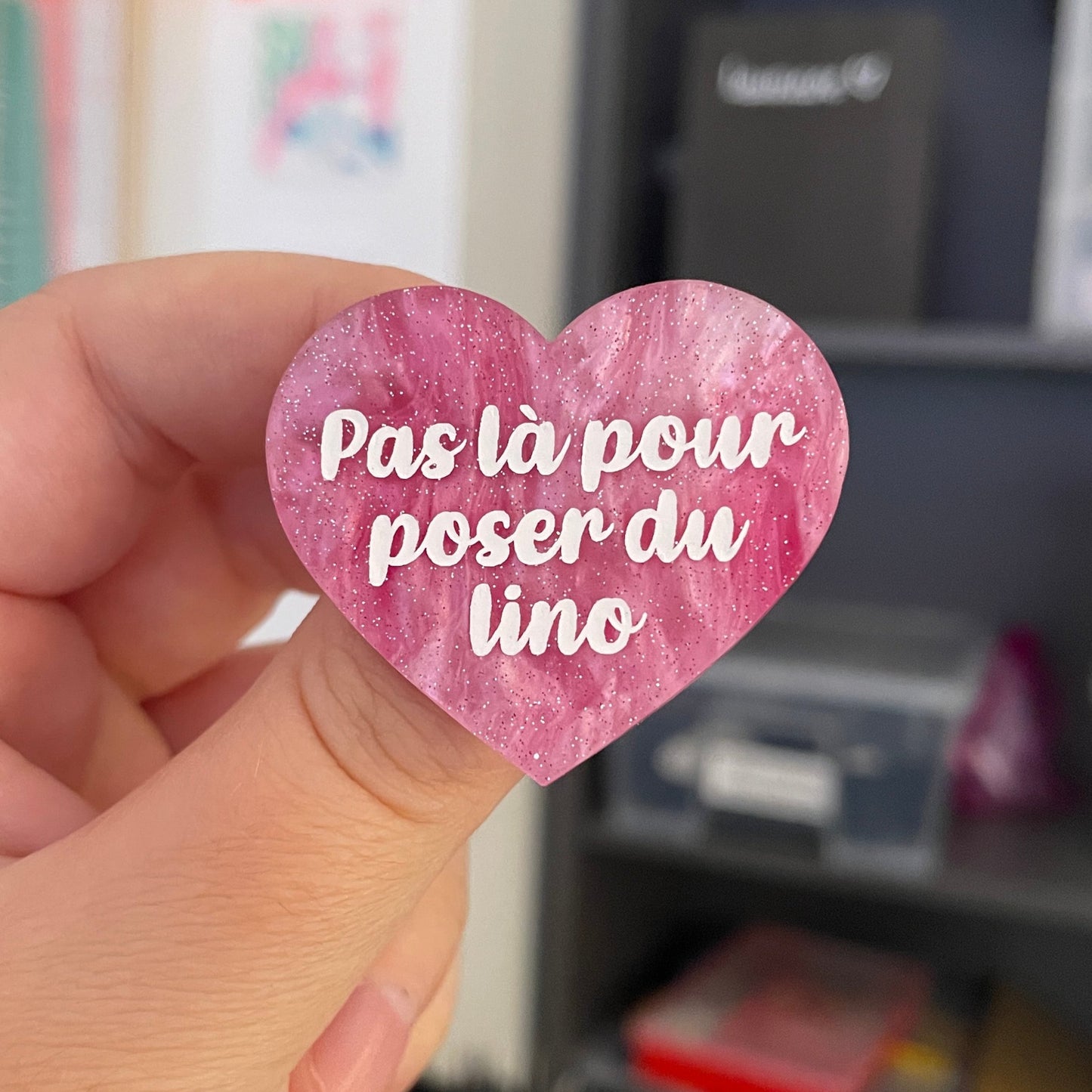 Broche "Pas là pour poser du lino" en acrylique marbrée blanche, grise et rose