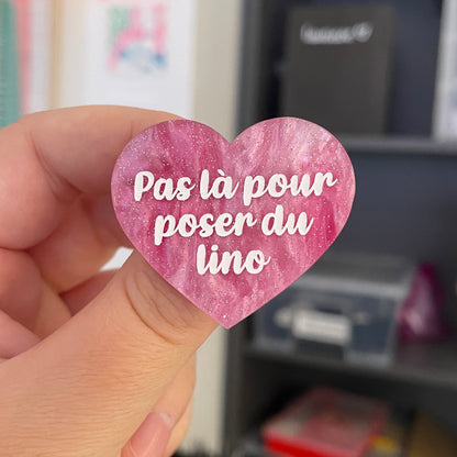Broche "Pas là pour poser du lino" en acrylique marbrée blanche, grise et rose
