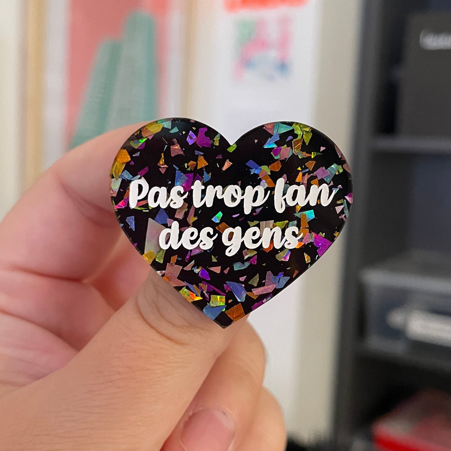 Broche "Pas trop fan des gens" en acrylique noire avec des éclats de confettis multicolores