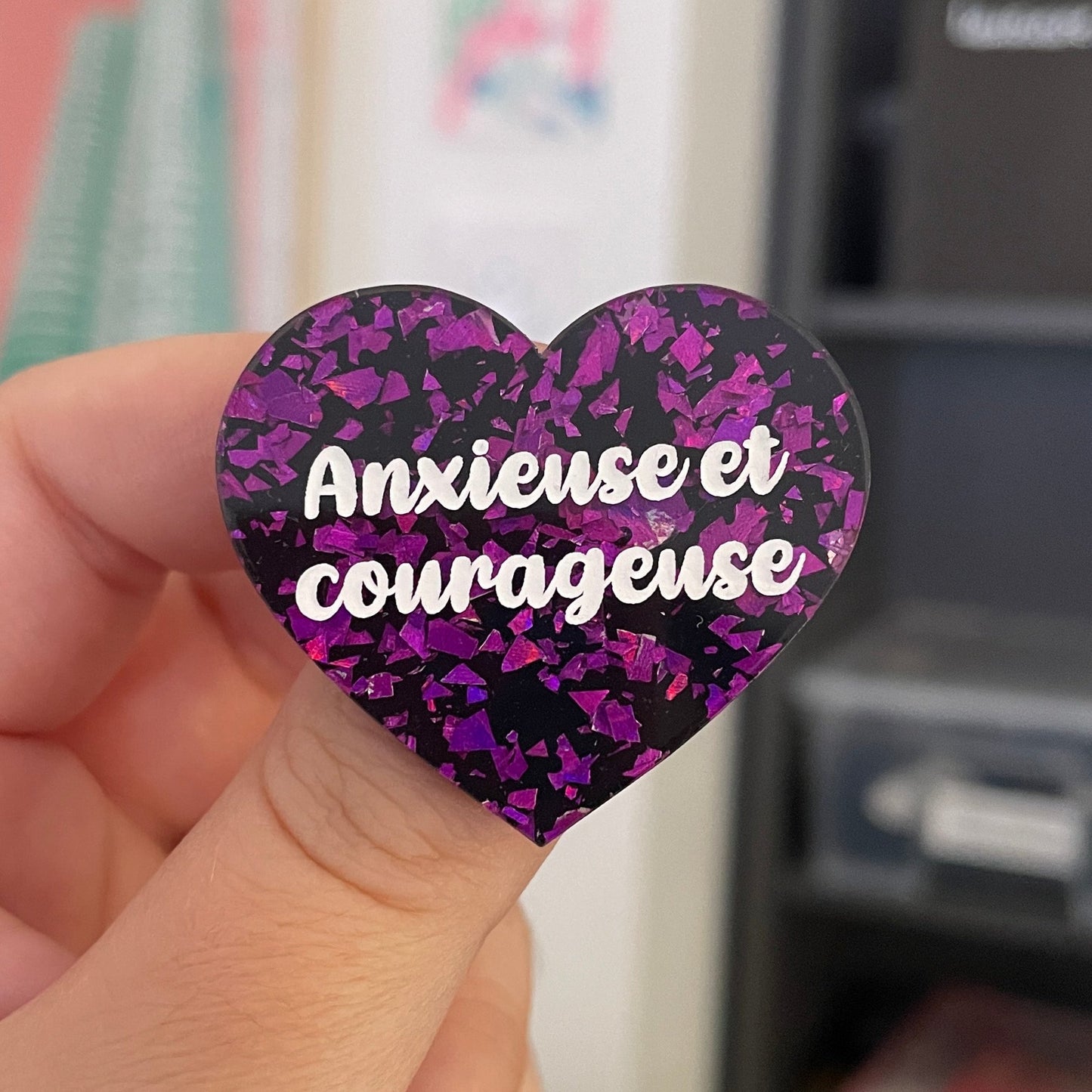 [CONTRÔLE TECHNIQUE] Broche "Anxieuse et courageuse" en acrylique noire avec des éclats de confettis violets