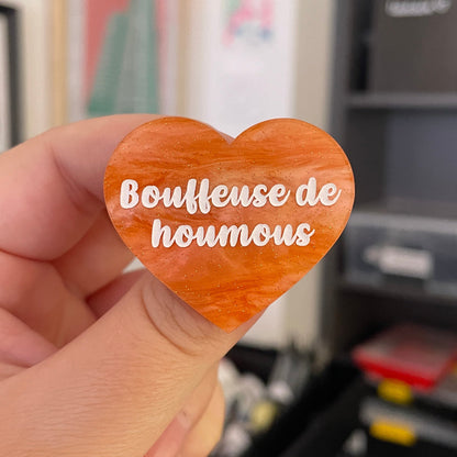 Broche "Bouffeuse de houmous" en acrylique marbrée orange à paillettes