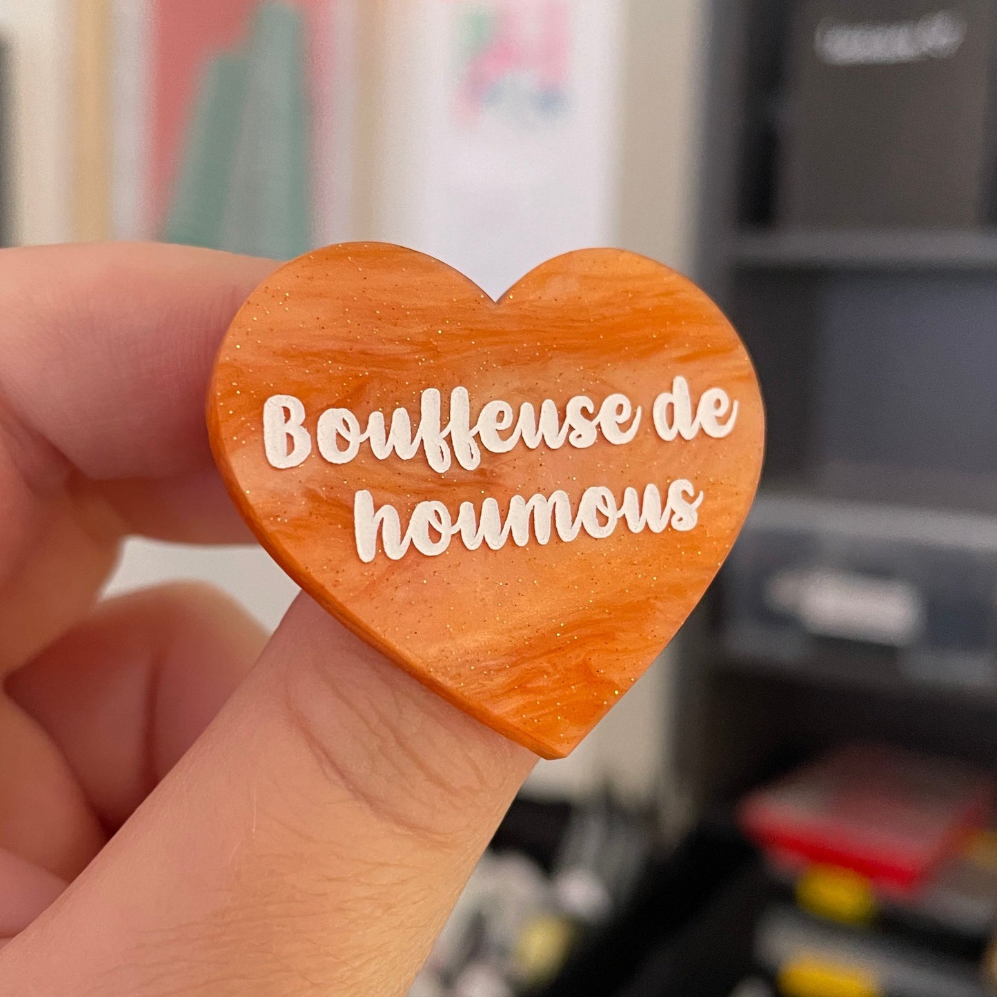 Broche "Bouffeuse de houmous" en acrylique marbrée orange à paillettes