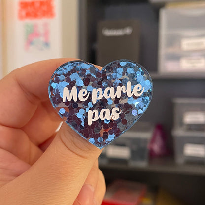 Broche "Me parle pas" en acrylique semi-transparente avec des confettis bleus