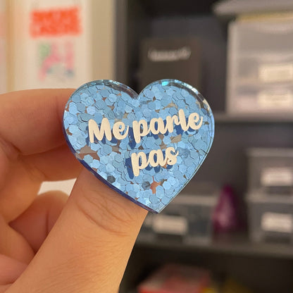Broche "Me parle pas" en acrylique semi-transparente avec des confettis bleus