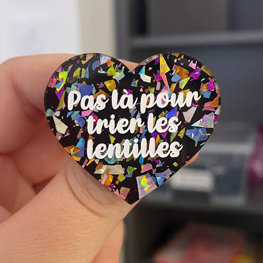 Broche "Pas là pour trier les lentilles" en acrylique noire avec des éclats de confettis multicolores
