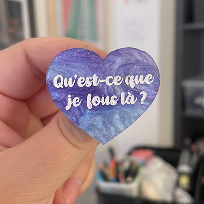 Broche "Qu'est-ce que je fous là ?" en acrylique marbrée bleue et violette à paillettes