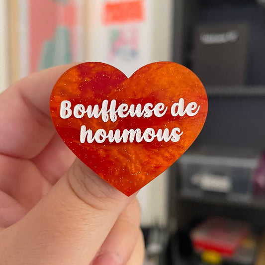 [CONTRÔLE TECHNIQUE] Broche "Bouffeuse de houmous" en acrylique marbrée orange à paillettes
