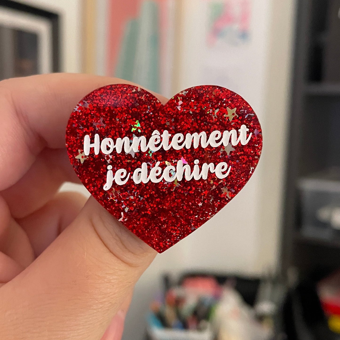 [CONTRÔLE TECHNIQUE] Broche "Honnêtement je déchire" en acrylique pailletée rouge avec des confettis étoiles