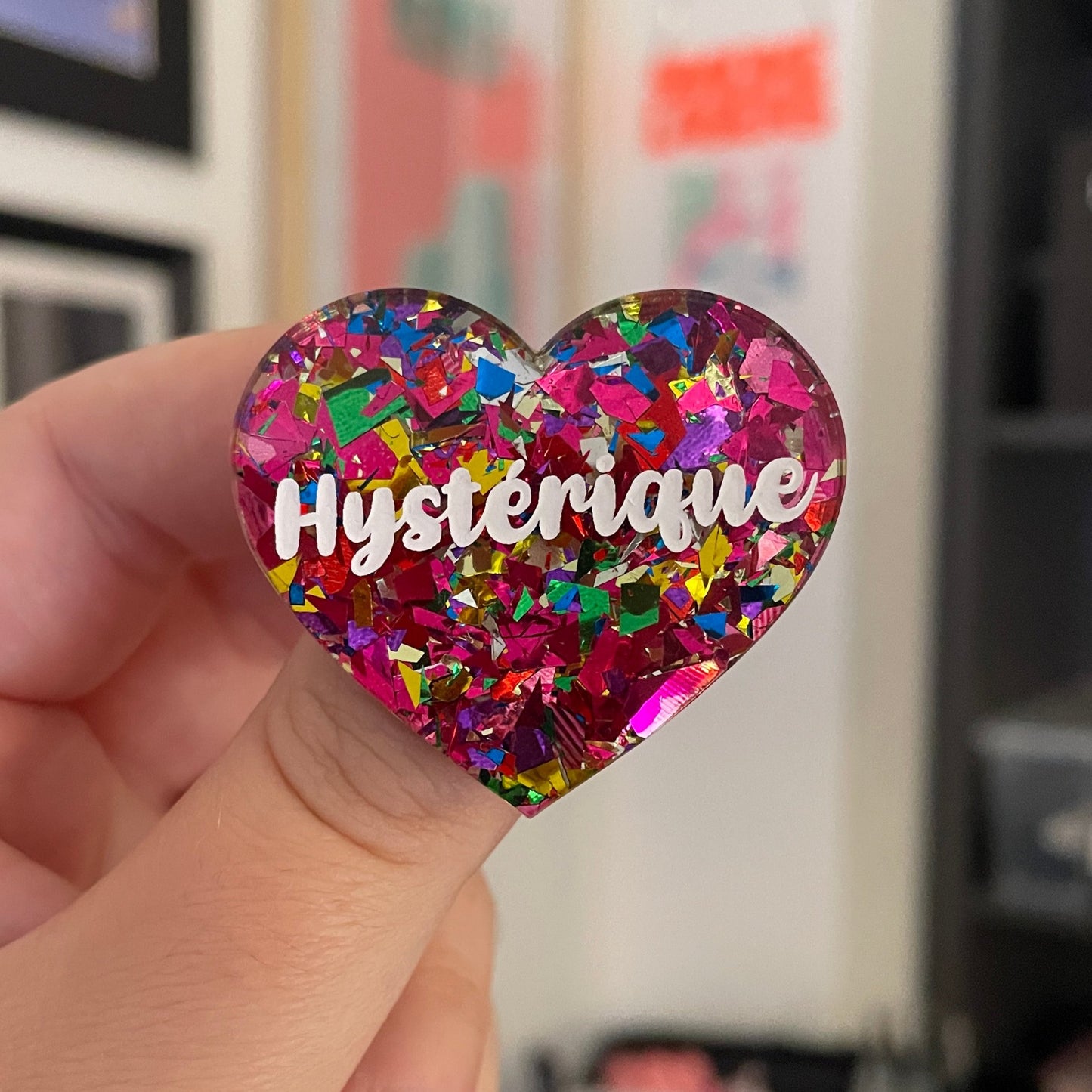 [CONTRÔLE TECHNIQUE] Broche "Hystérique" en acrylique transparente à gros confettis roses et multicolores