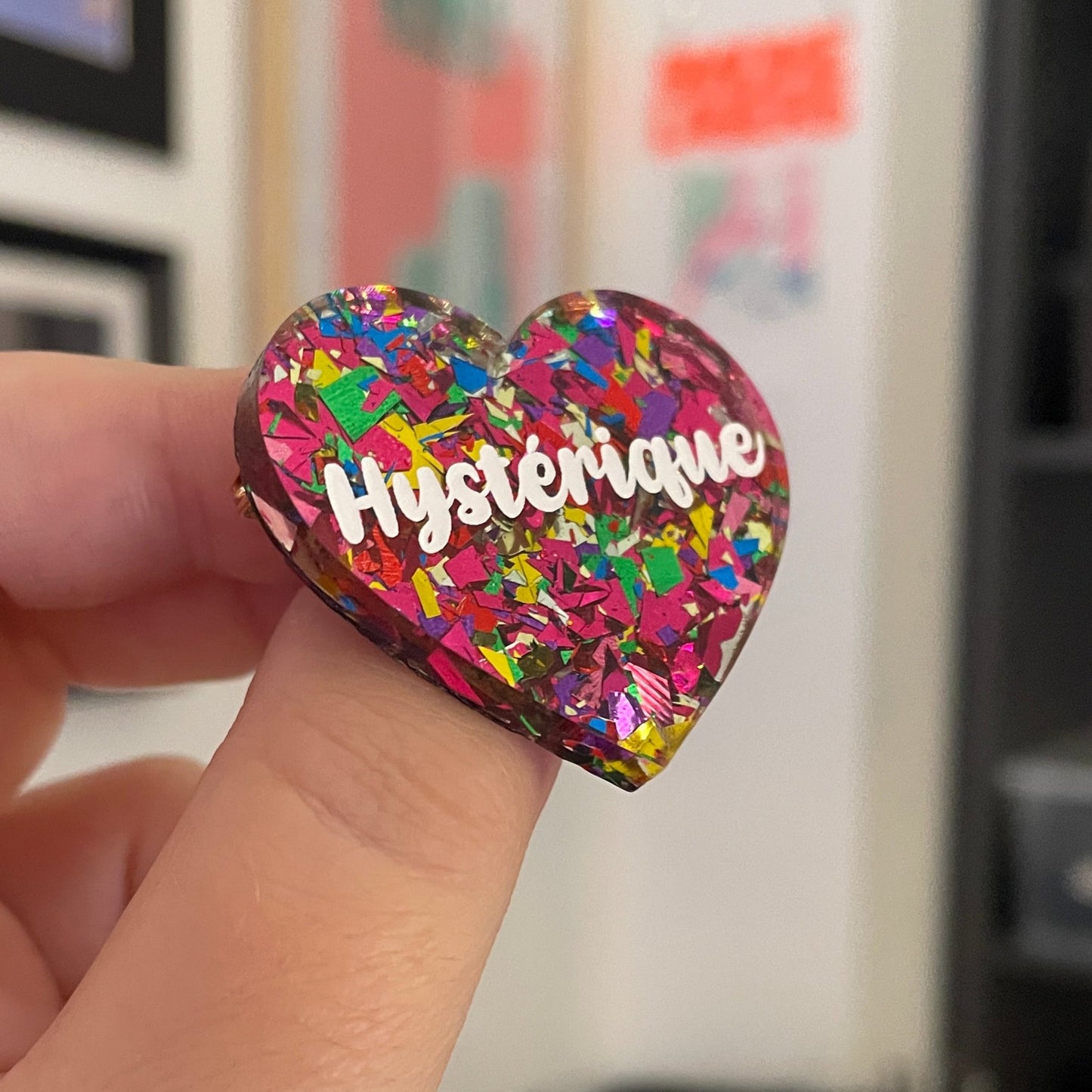 [CONTRÔLE TECHNIQUE] Broche "Hystérique" en acrylique transparente à gros confettis roses et multicolores