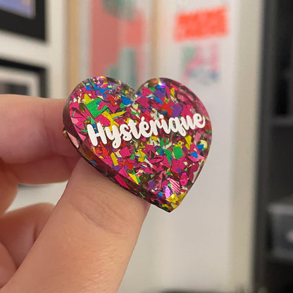 [CONTRÔLE TECHNIQUE] Broche "Hystérique" en acrylique transparente à gros confettis roses et multicolores