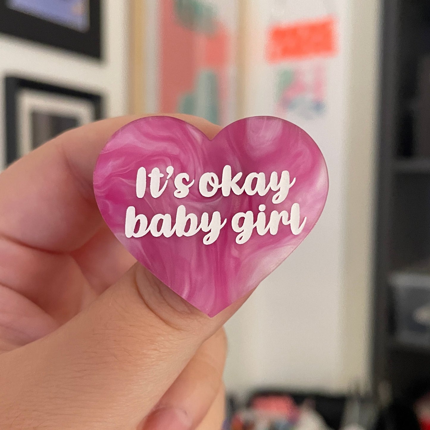 [CONTRÔLE TECHNIQUE] Broche "It's okay baby girl" en acrylique marbrée rose et blanche