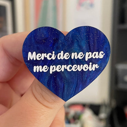 [CONTRÔLE TECHNIQUE] Broche "Merci de ne pas me percevoir" en acrylique marbrée bleue à paillettes