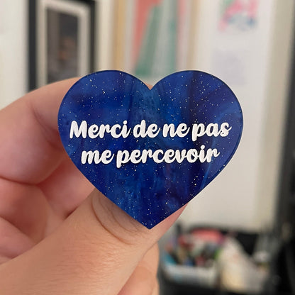 [CONTRÔLE TECHNIQUE] Broche "Merci de ne pas me percevoir" en acrylique marbrée bleue à paillettes