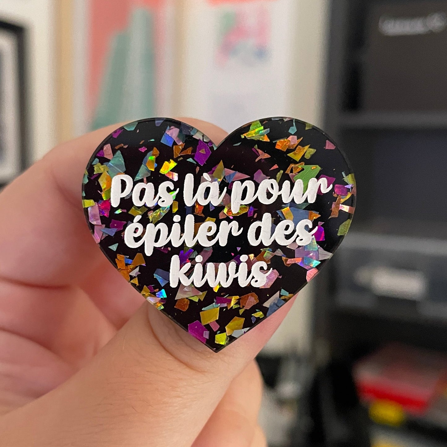 [CONTRÔLE TECHNIQUE] Broche "Pas là pour épiler des kiwis" en acrylique noire avec des éclats de confettis multicolores