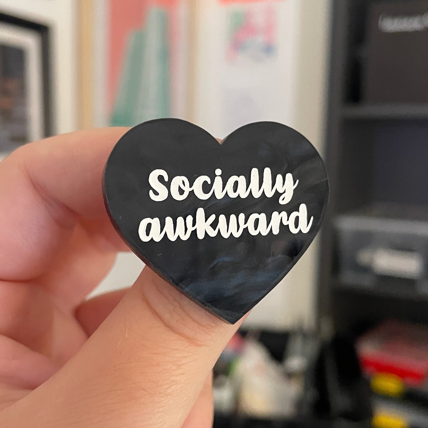 [CONTRÔLE TECHNIQUE] Broche "Socially awkward" en acrylique marbrée noire