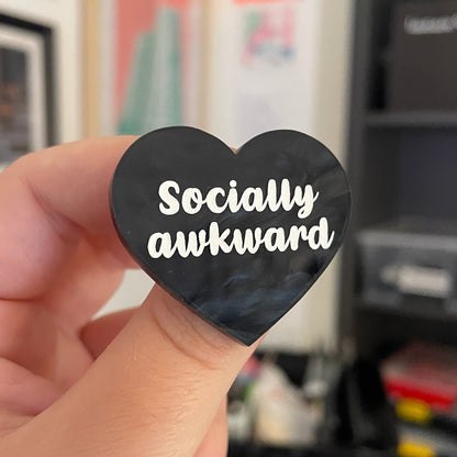 [CONTRÔLE TECHNIQUE] Broche "Socially awkward" en acrylique marbrée noire