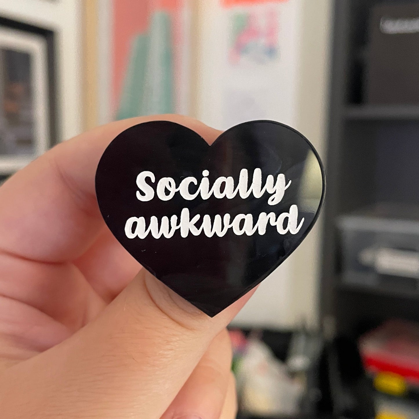 [CONTRÔLE TECHNIQUE] Broche "Socially awkward" en acrylique marbrée noire
