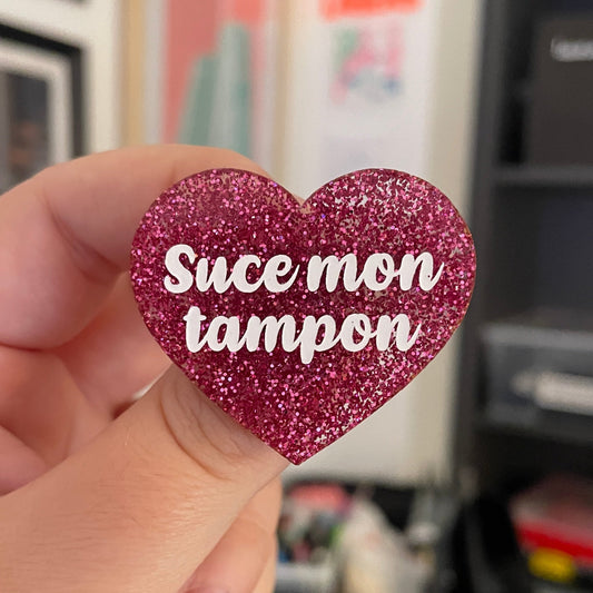 [CONTRÔLE TECHNIQUE] Broche "Suce mon tampon" en acrylique à paillettes magenta